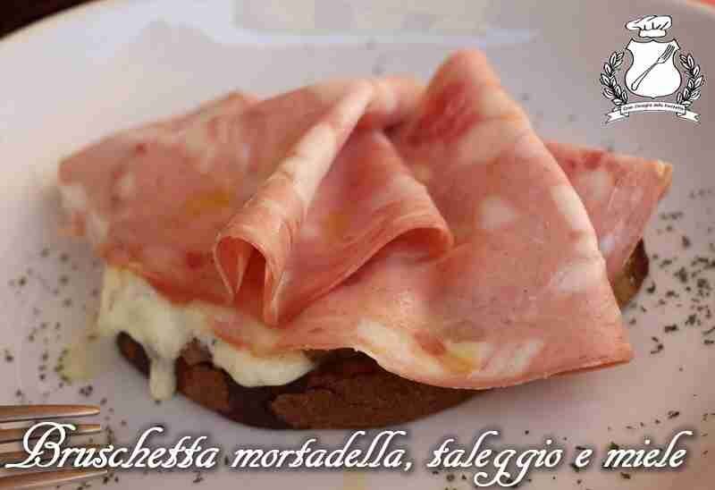 Bruschetta con mortadella, taleggio e miele
