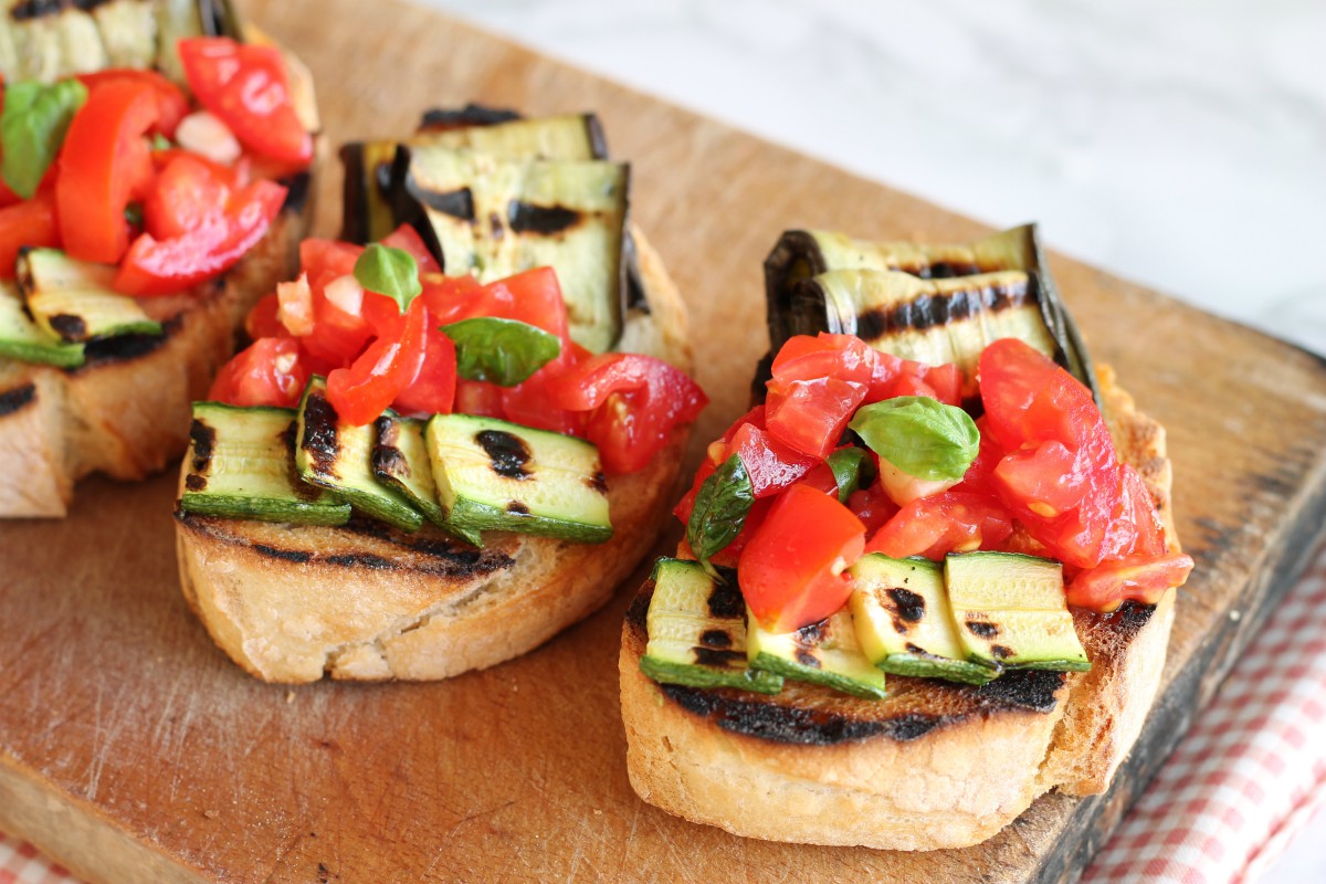 Bruschetta con pomodorini e verdure grigliate