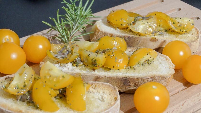 Bruschetta con pomodorini gialli