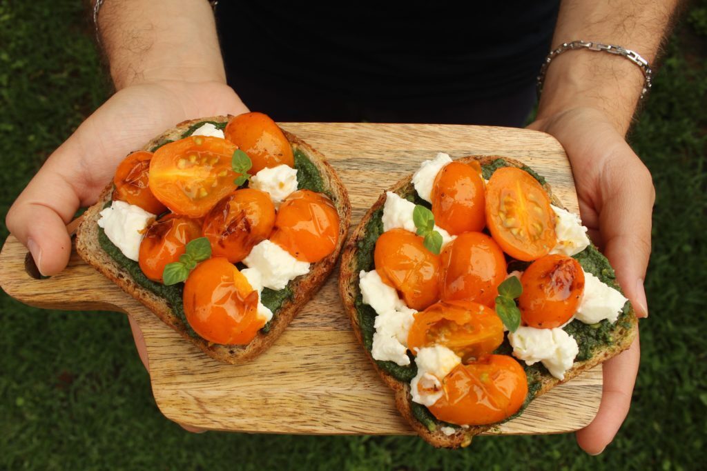 Bruschetta estiva con pomodorini gialli grigliati e caprino