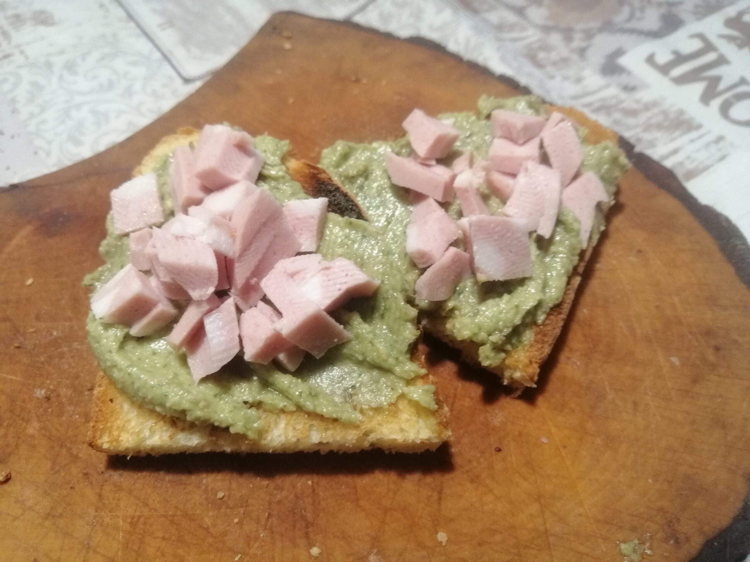 Bruschette al pesto di avocado