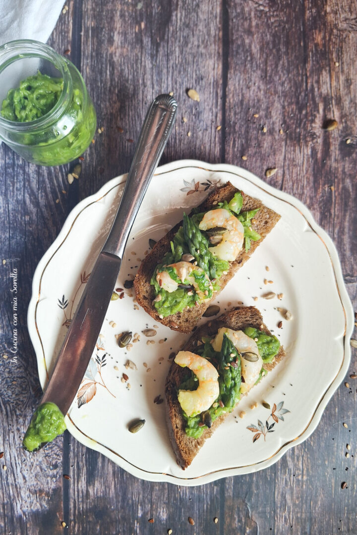Bruschette con gamberi e asparagi