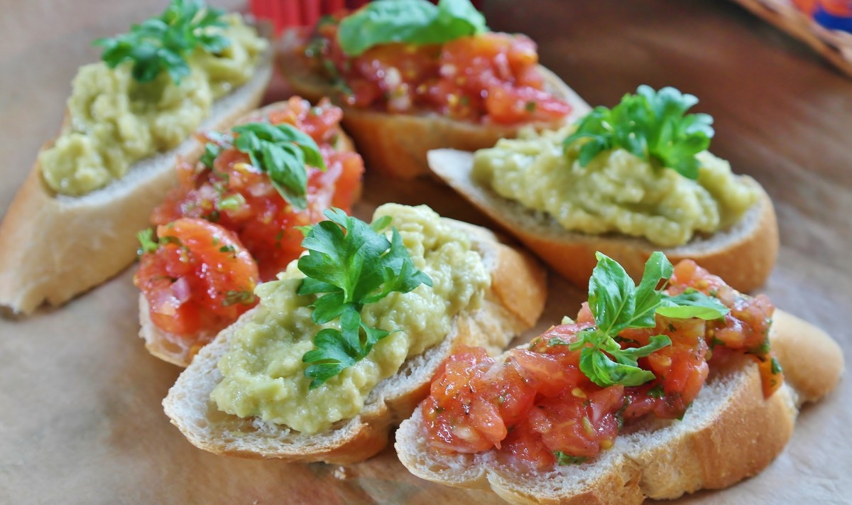 Bruschette fantasia guacamole e pomodori