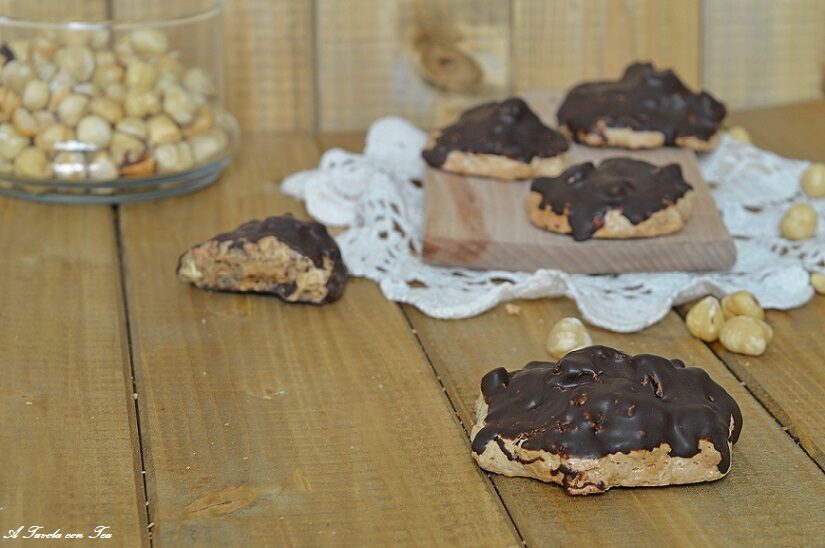 Brutti ma buoni alle nocciole ricoperti di cioccolato