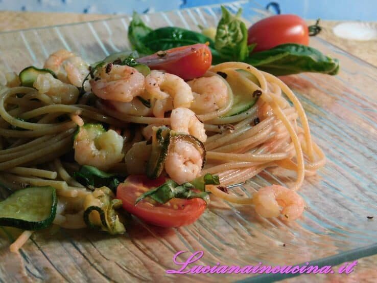 Bucatini con gamberetti e zucchine