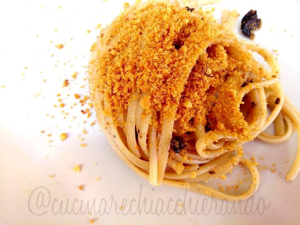 Bucatini con pane e acciughe
