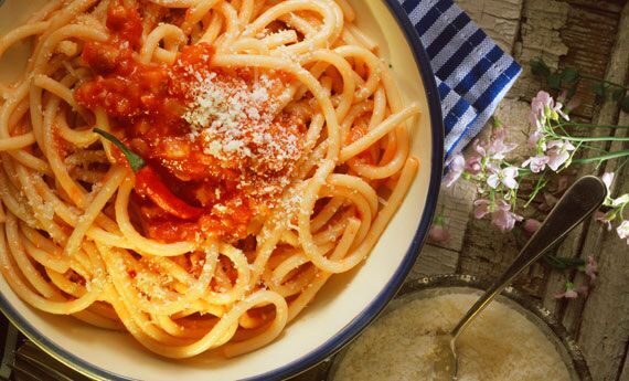 Bucatino all’amatriciana con muscolo di grano e cipolla di tropea caramellata