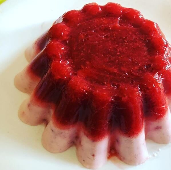 Budino di yogurt con gelée di fragole
