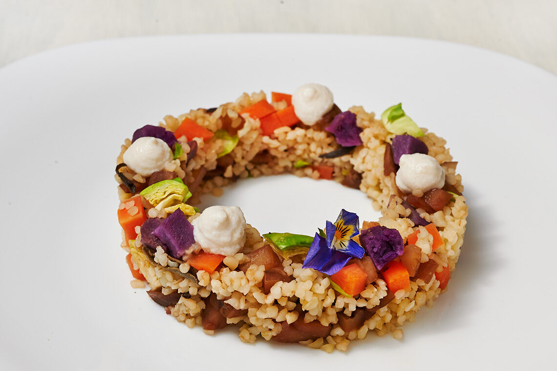 Bulgur con patate dolci viola, topinambur e cagliata di anacardi