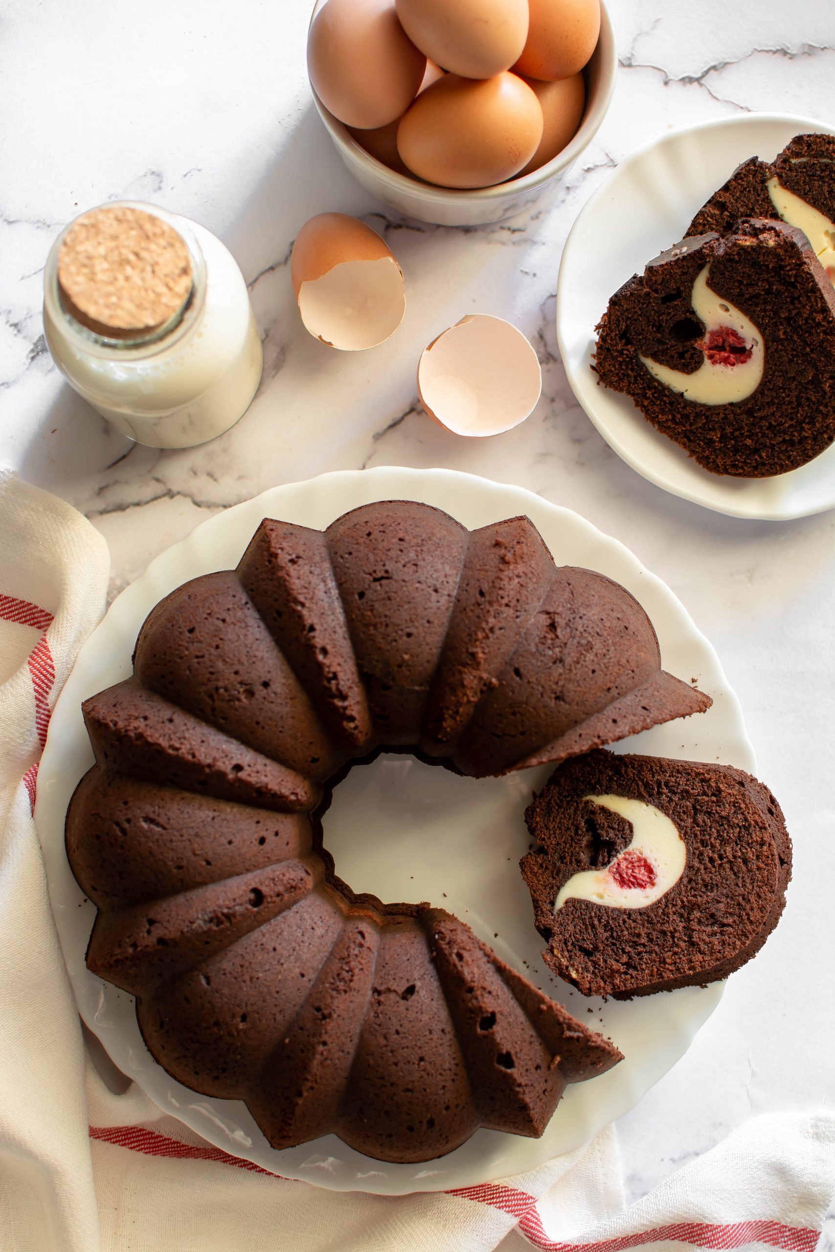 Bundt cake al cacao con ricotta e lamponi