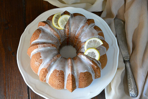 Bundt cake all’olio con glassa al limone