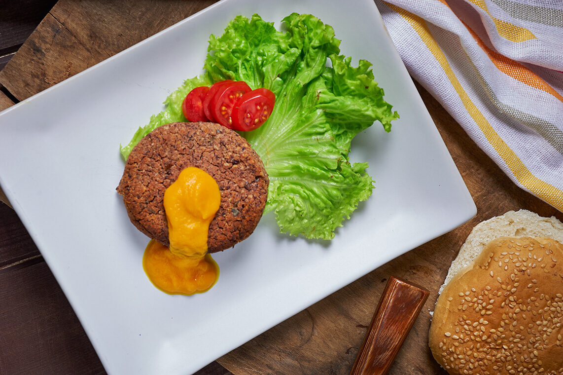 Burger di azuki alle erbe aromatiche e ketchup di carote