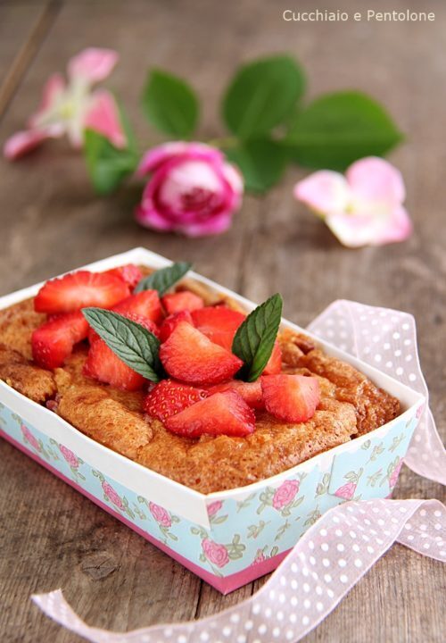 Cake al limone e fragole con sciroppo al limone