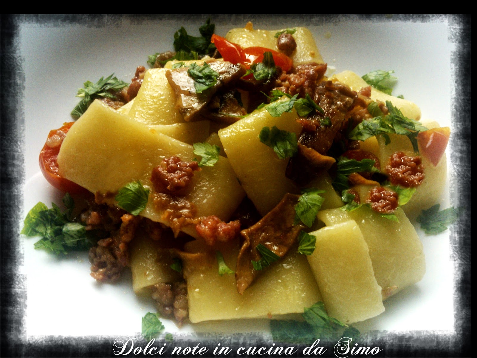 Calamarata con funghi e salciccia