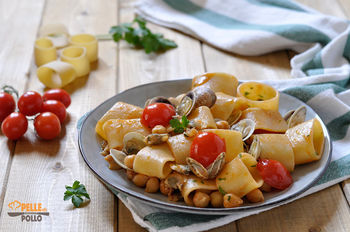 Calamarata con vongole e ceci