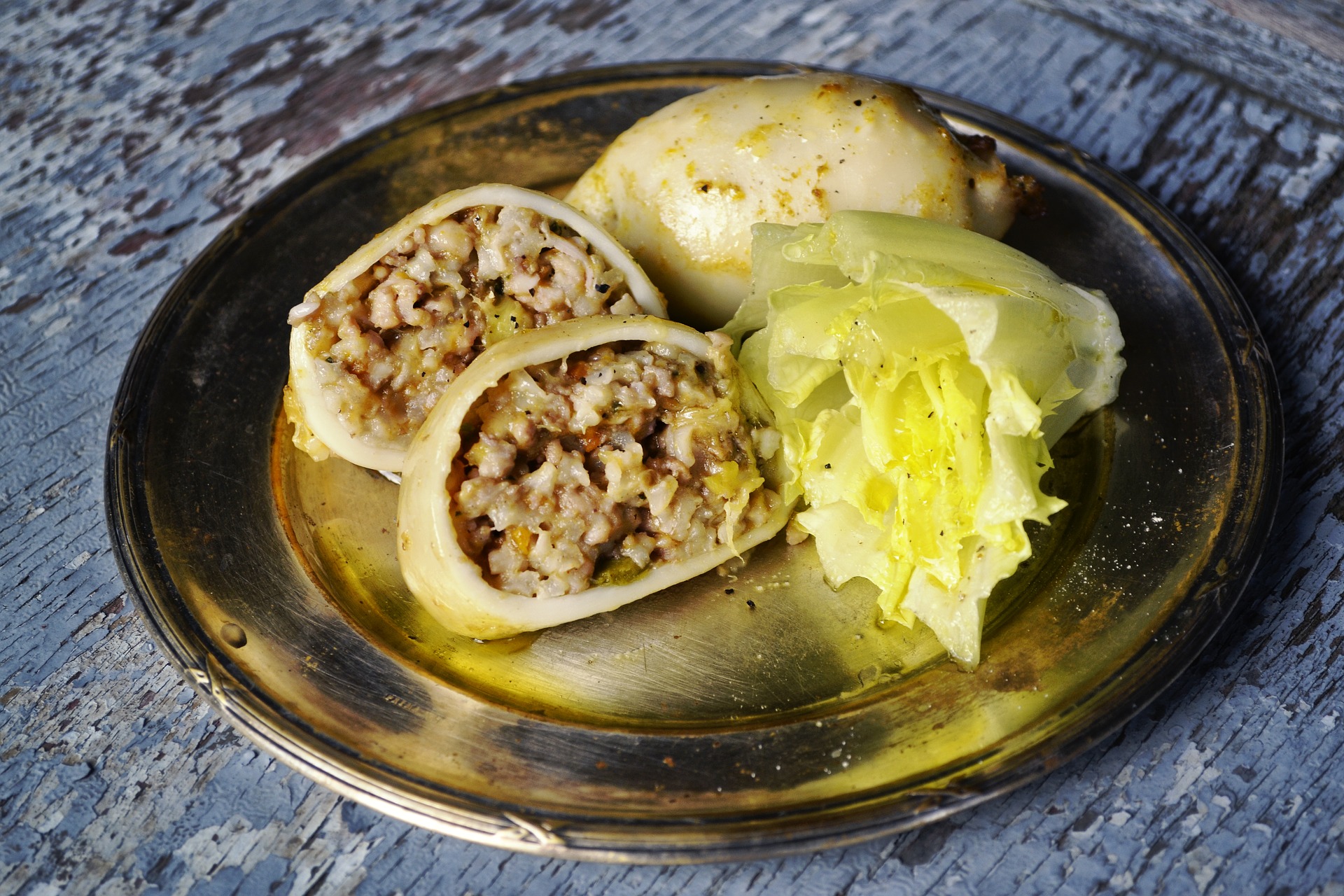 Calamari ripieni: ricetta con le cipolle
