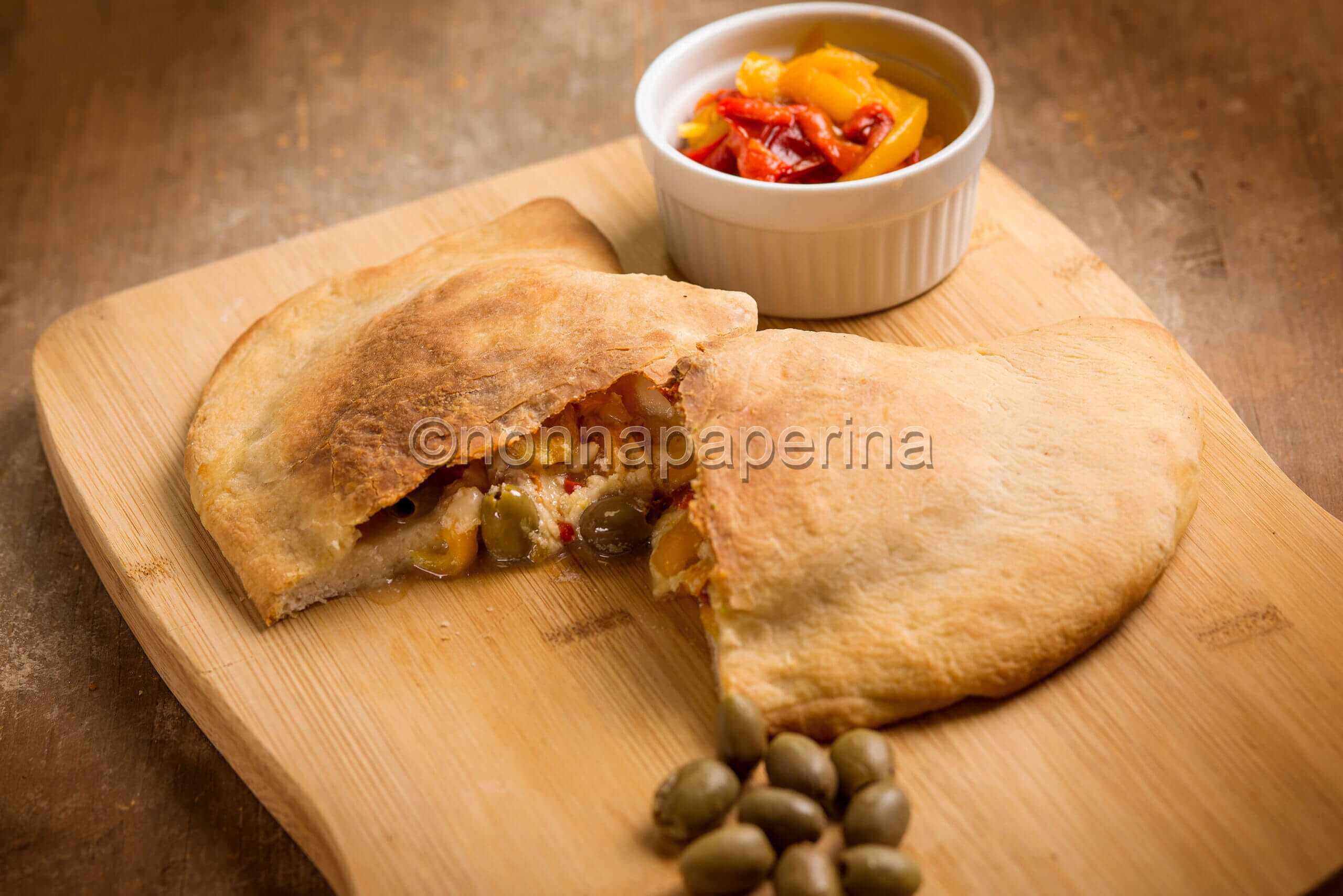 Calzone con peperoni e ricotta, la rosticceria al suo meglio