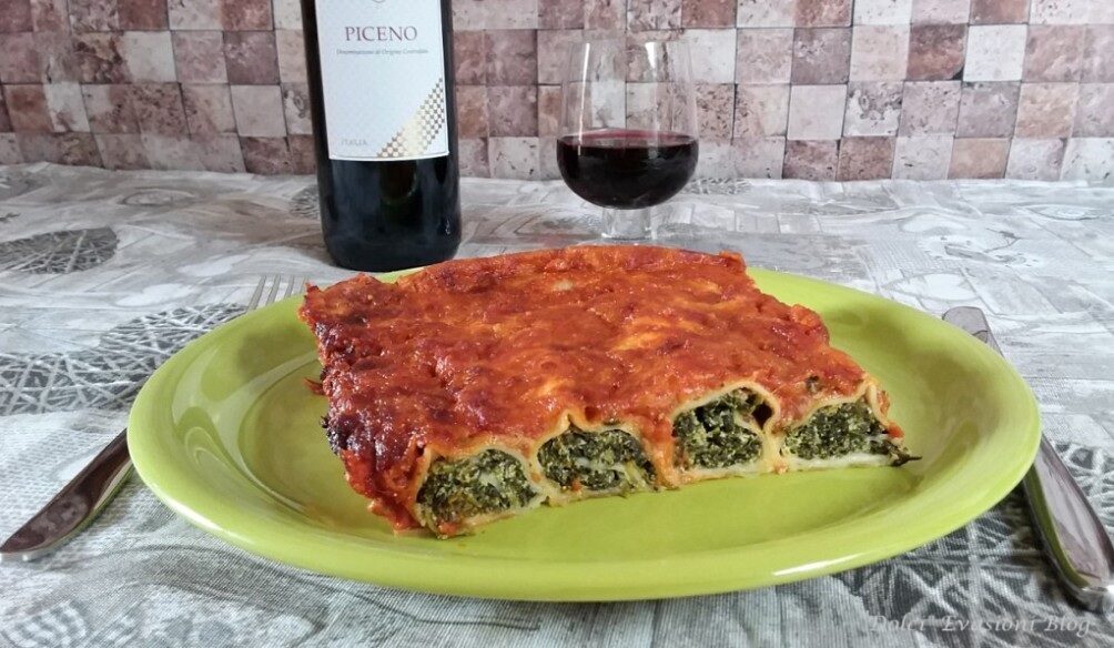 Cannelloni ricotta e spinaci al ragù