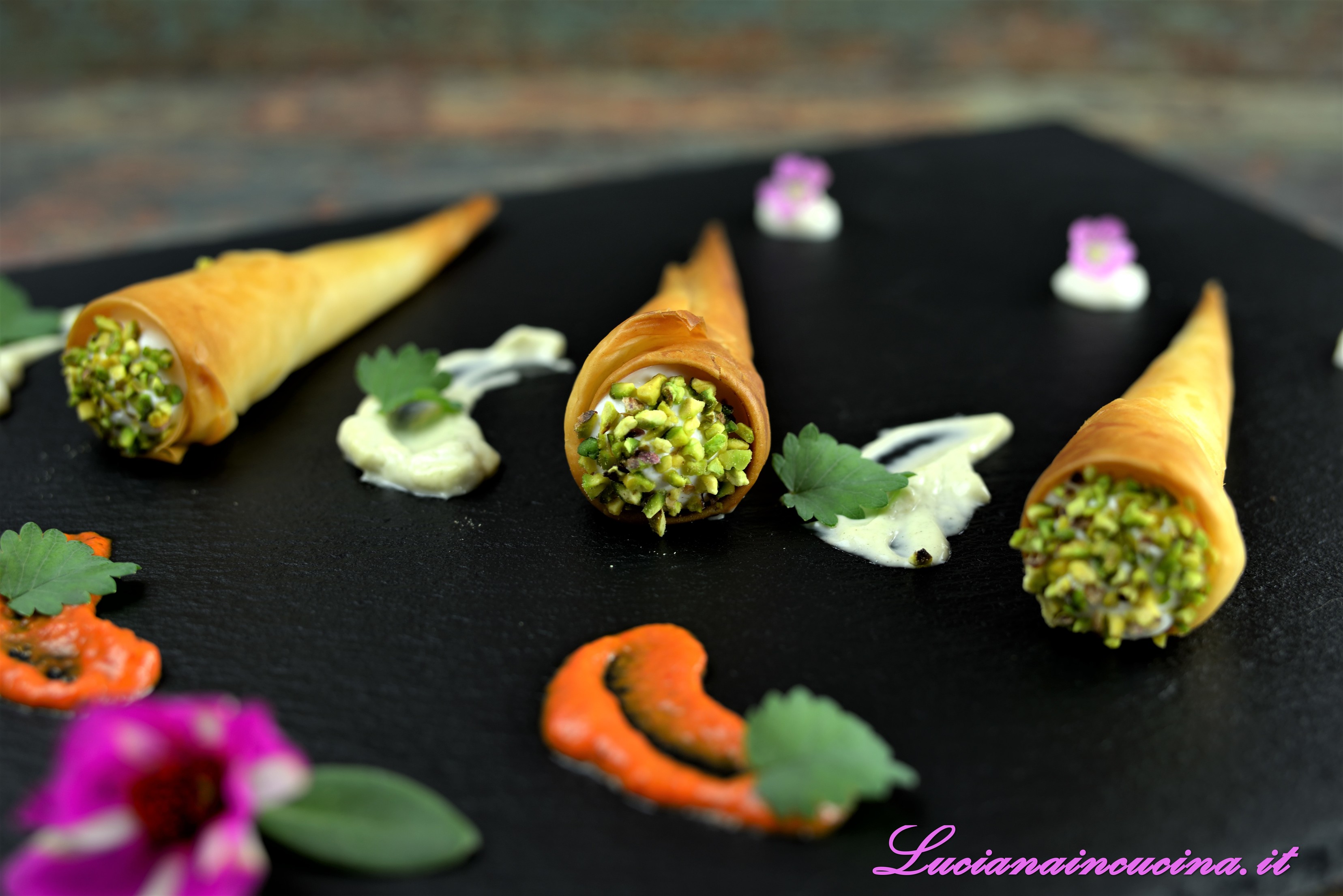 Cannoli di pasta phillo salati