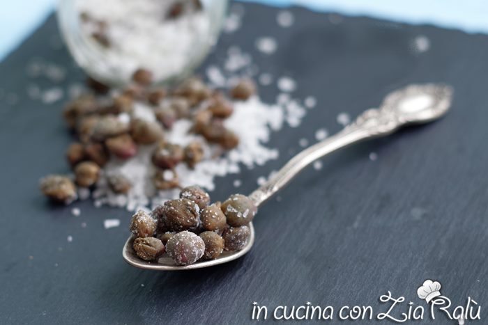 Capperi sotto sale – conserve estive
