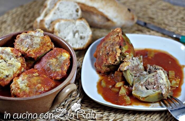 Carciofi ripieni con salsiccia in umido