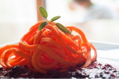 Carote con ciliegie e salvia al balsamico