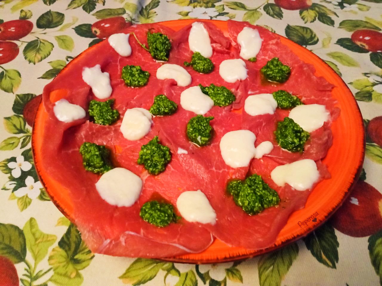 Carpaccio con pesto di rucola e crema di grana