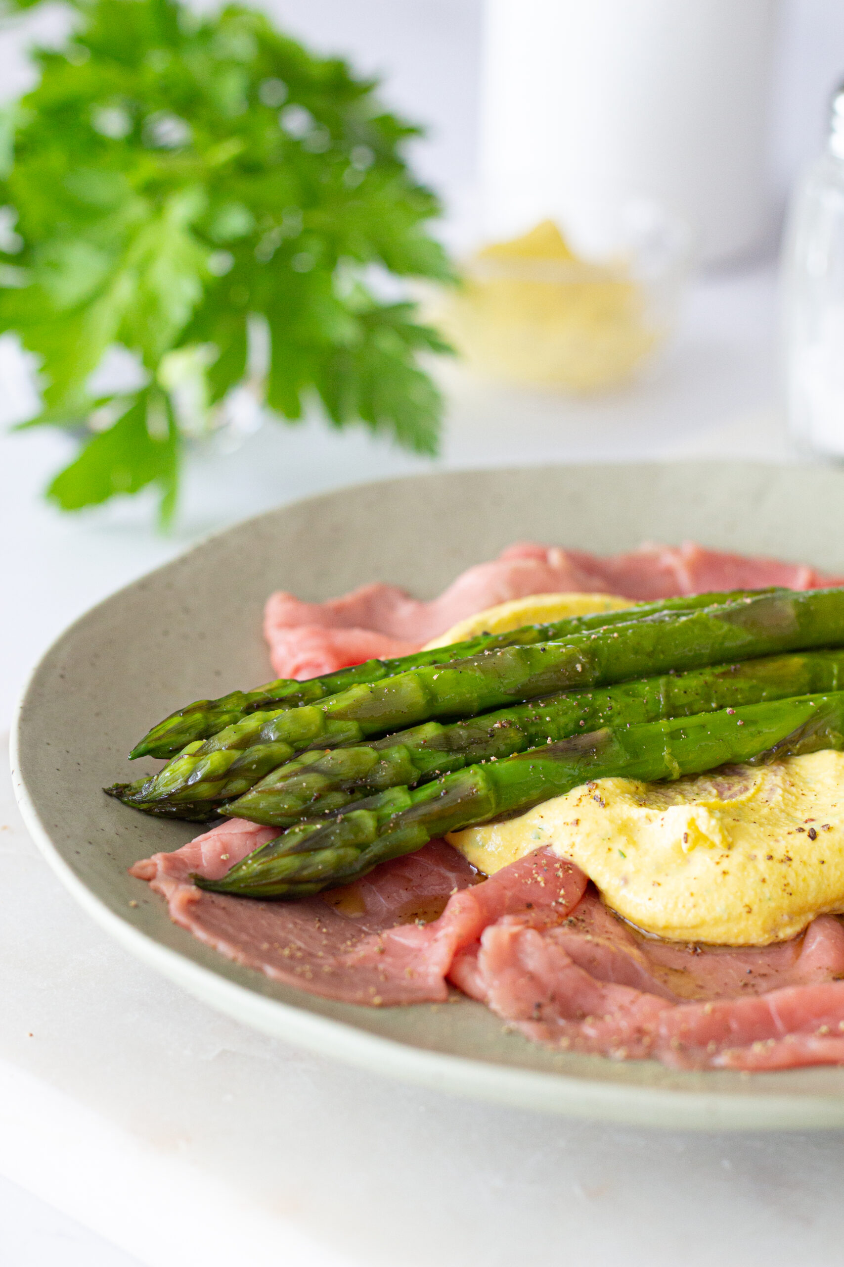 Carpaccio di manzo con asparagi