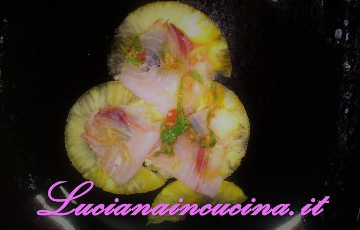Carpaccio di pesce spada affumicato e ananas con lime e zenzero