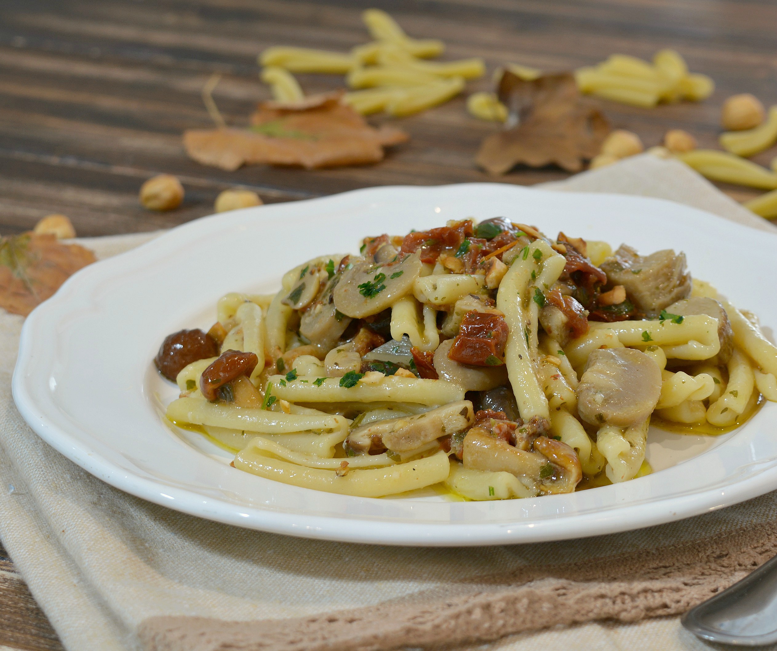 Casarecce ai funghi con nocciole e pomodori secchi
