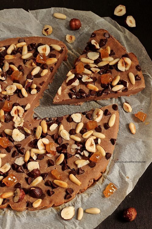 Castagnaccio al cioccolato e frutta secca