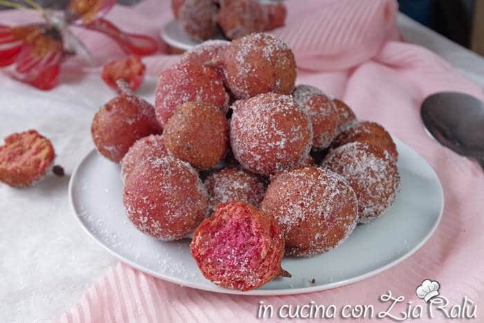 Castagnole alla barbabietola rossa