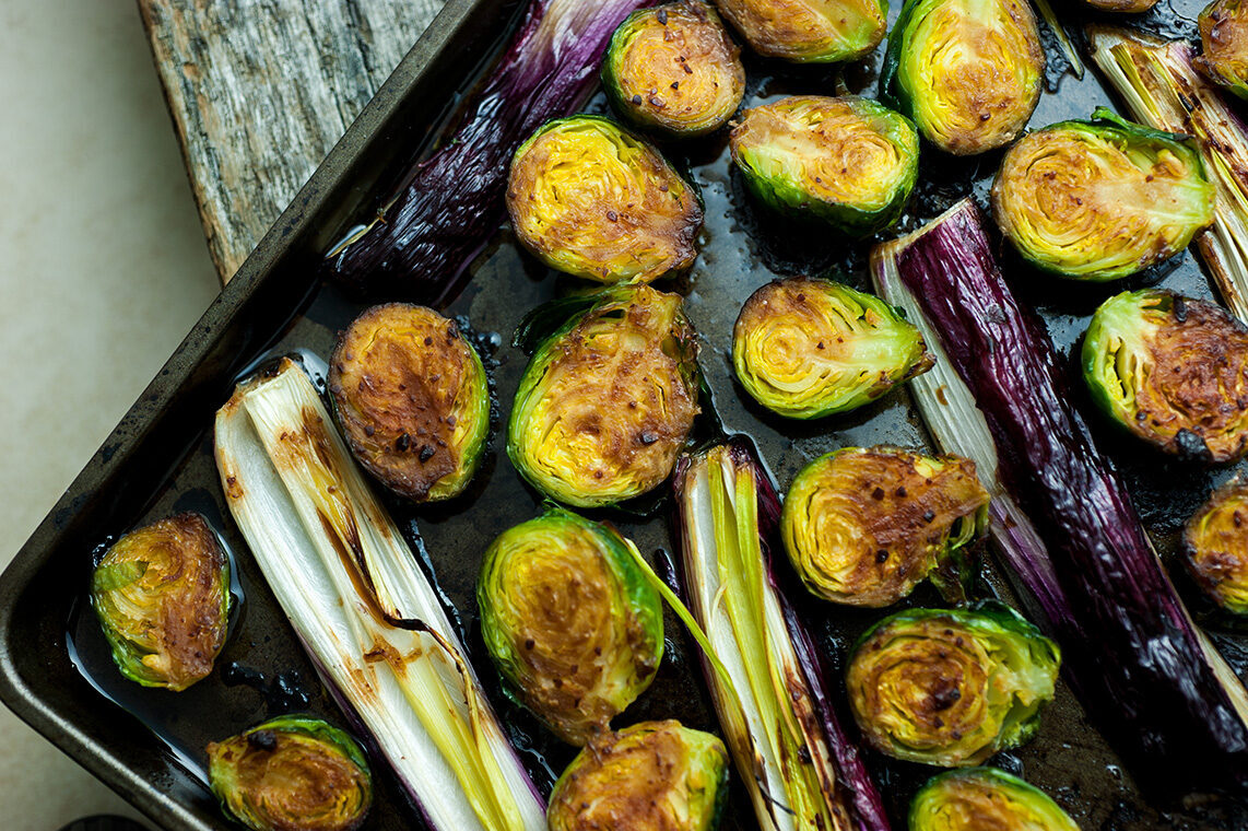 Cavoletti di brusselles e cipollotti con salsa di miso e balsamico
