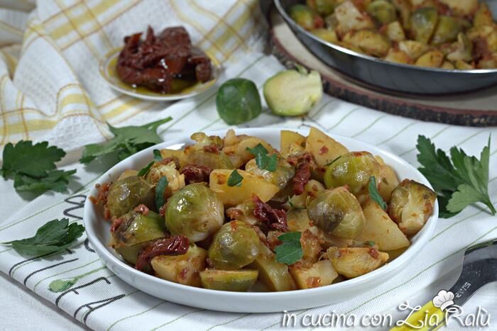 Cavoletti di bruxelles in padella e pomodori secchi