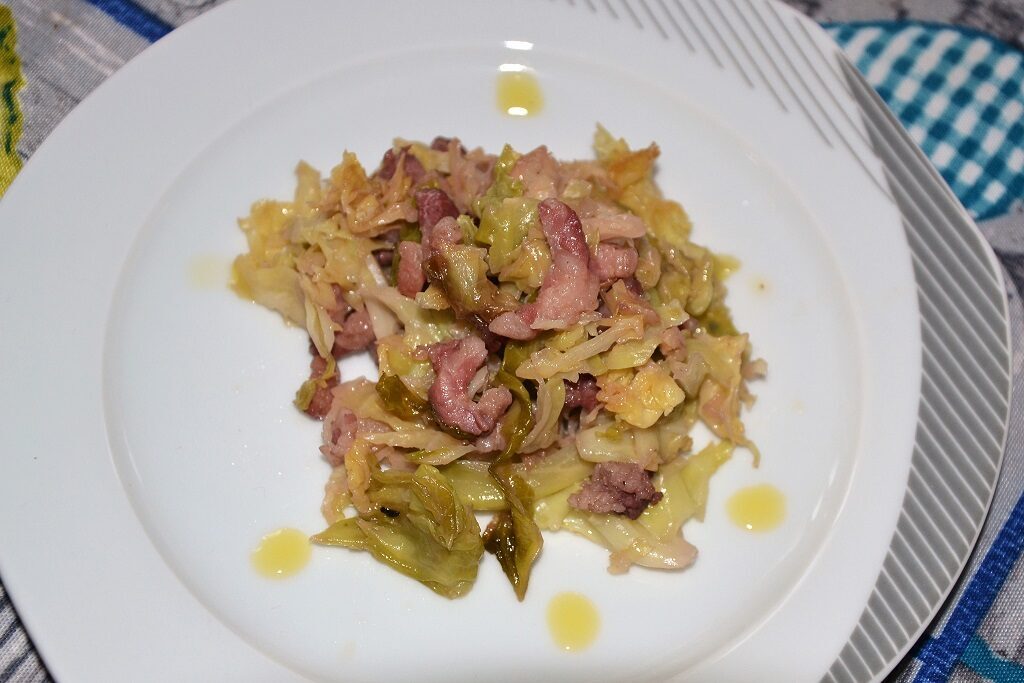 Cavolo cappuccio con pancetta affumicata
