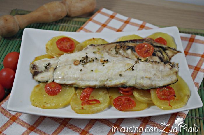 Cefalo al forno con patate e pomodorini