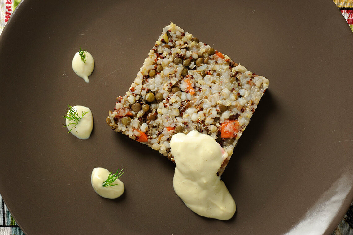 Cereali e lenticchie con mayo al tofu e senape