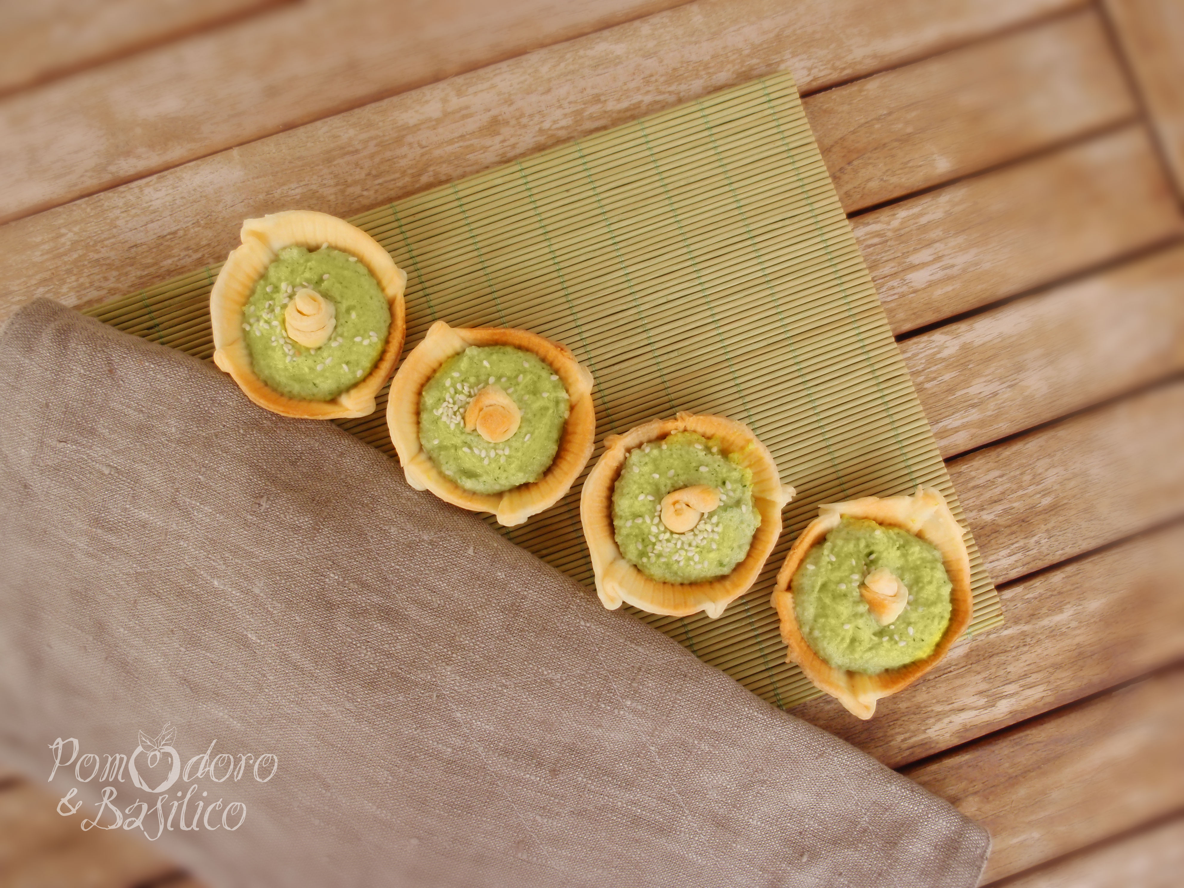 Cestini di brisée con hummus di zucchine