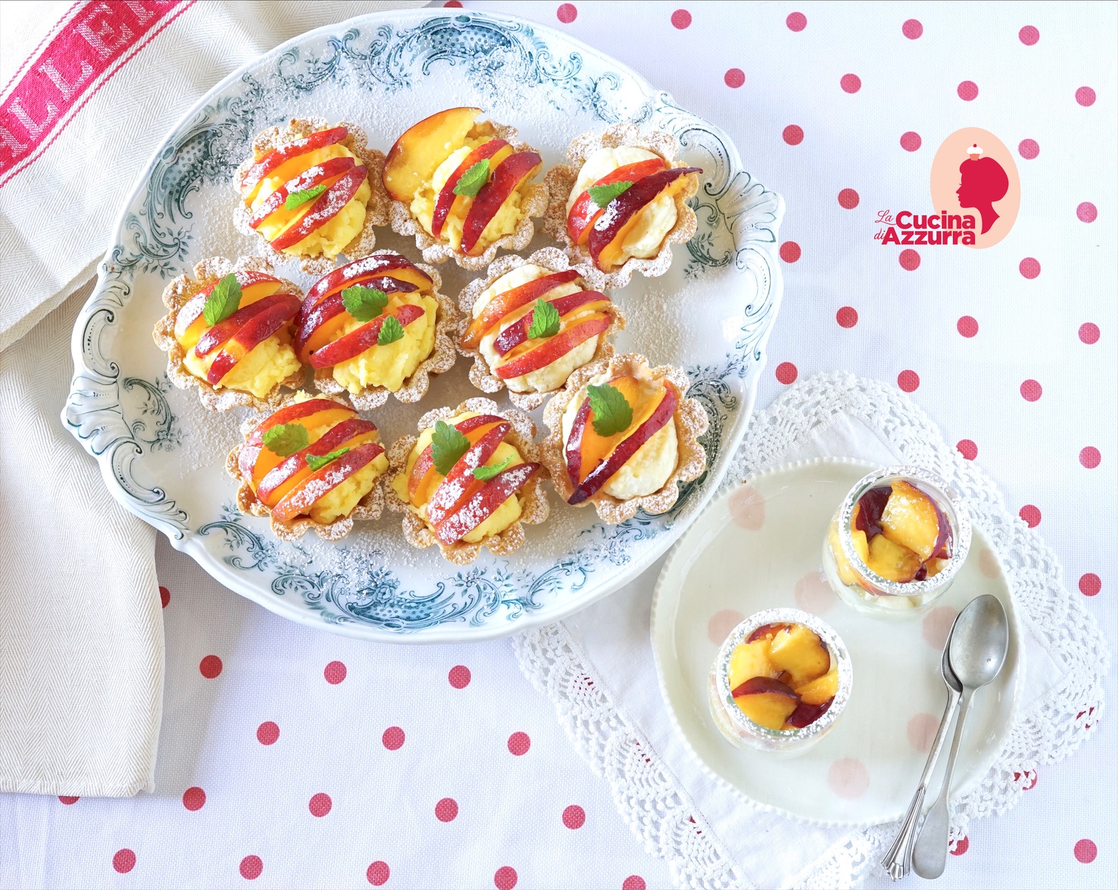 Cestini di frolla con crema pasticciera e pesche noce