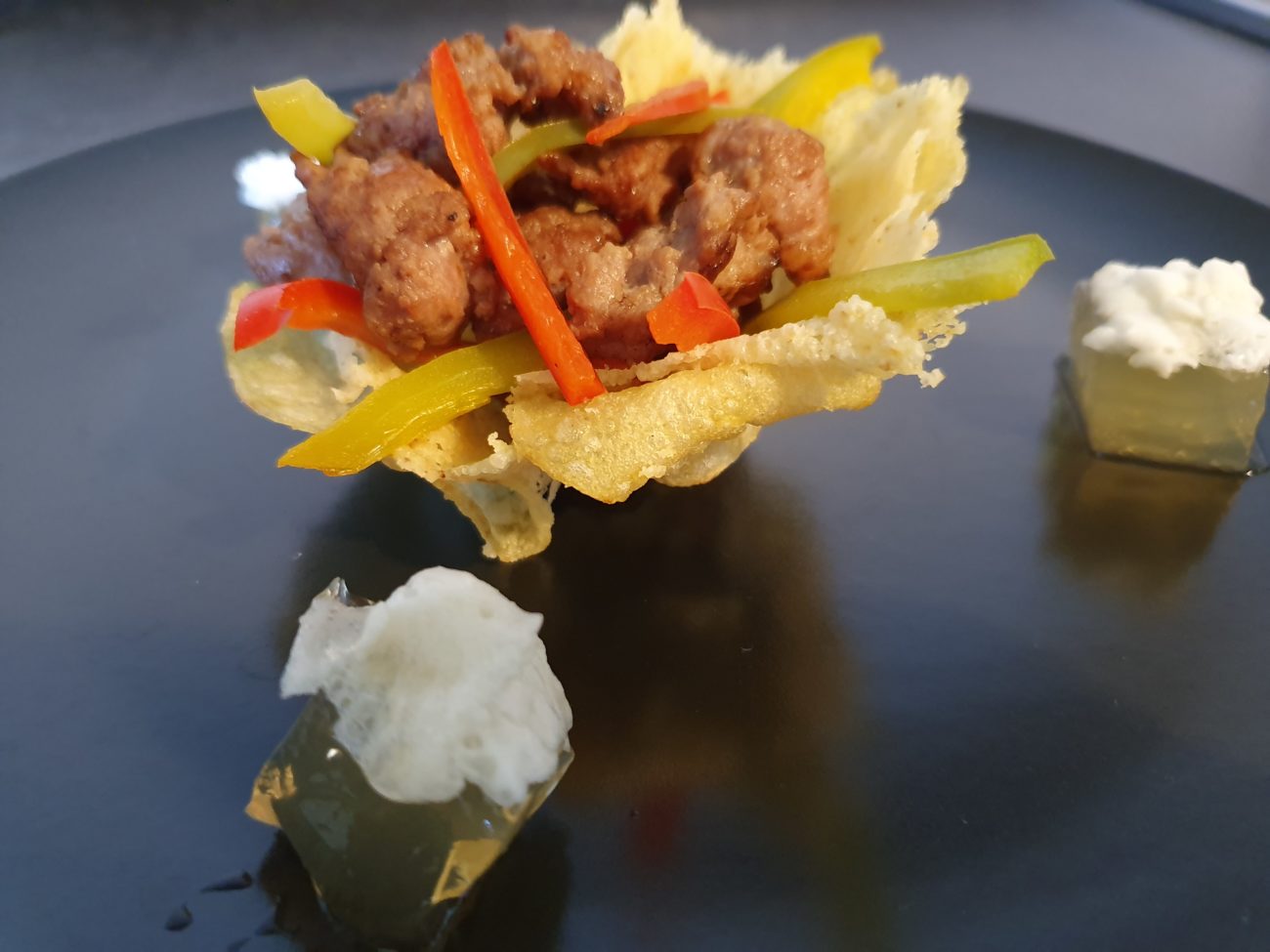 Cestini di grana con salsiccia e peperoni