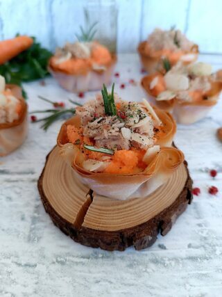 Cestini di pasta fillo con mousse di carote e tonno