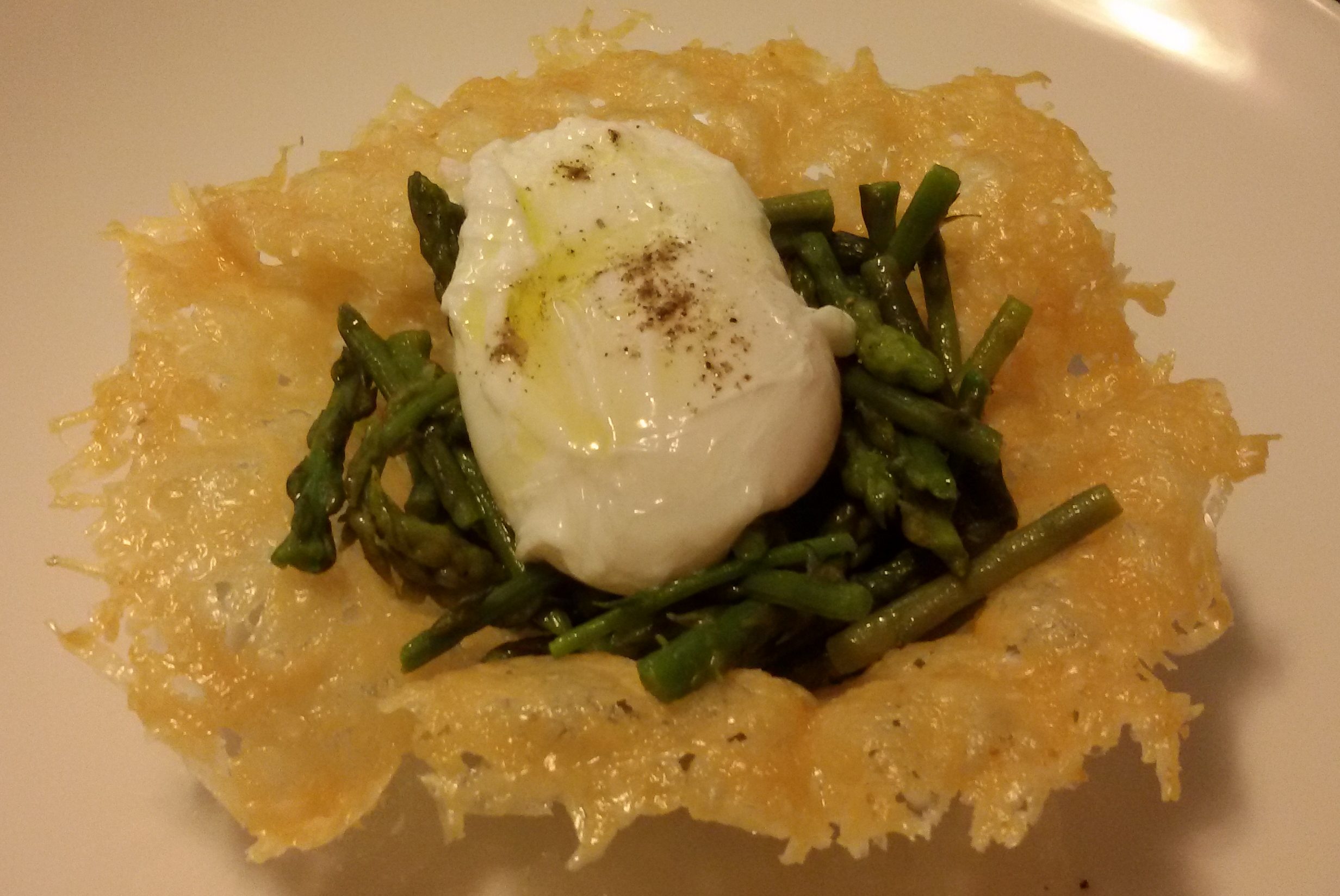 Cestino di parmigiano con asparagi e uovo in camicia