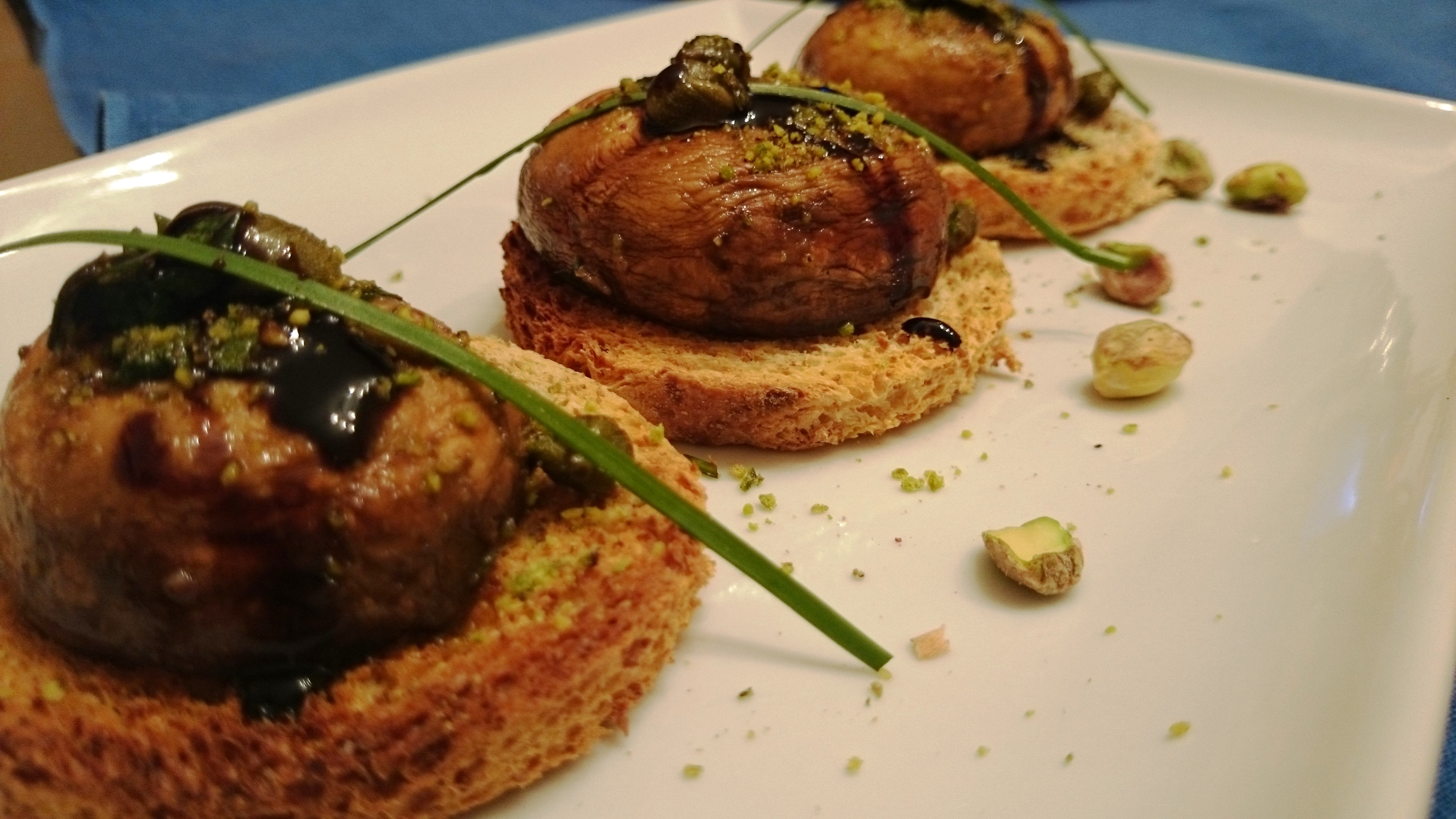 Champignon alla griglia con granella di pistacchio e aceto balsamico