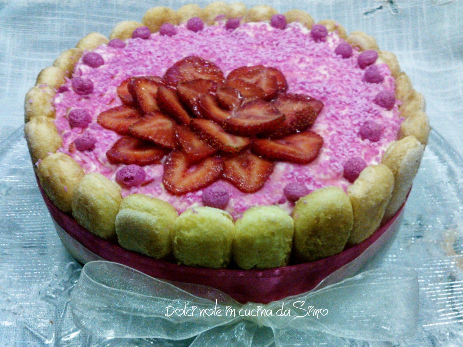 Charlotte con fragole e pesche