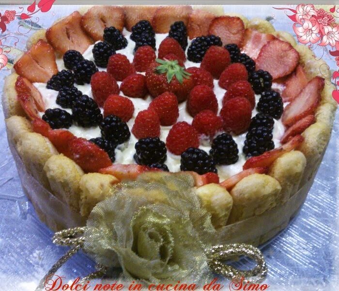 Charlotte fragole e frutti di bosco