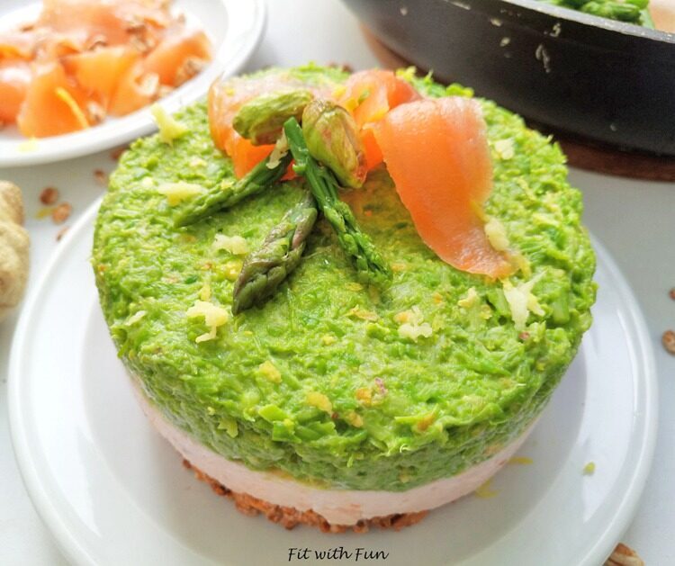 Cheesecake alla mousse di salmone e pesto di asparagi e pistacchi