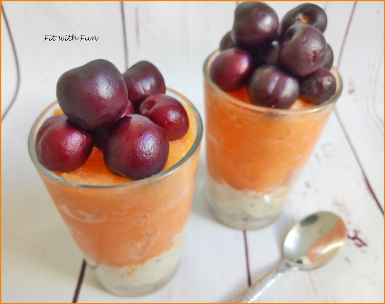 Cheesecake di gelato al melone con ciliegie