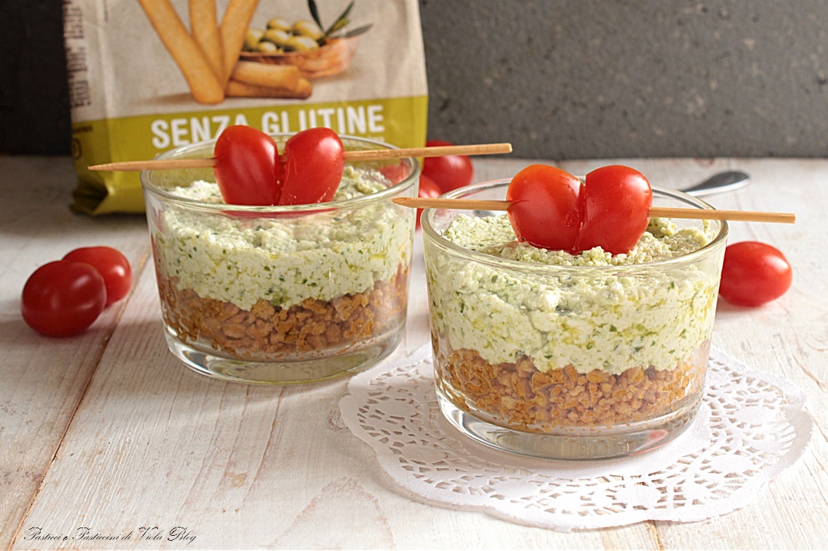 Cheesecake salata in bicchiere con gris mini di inglese