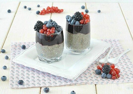 Chia pudding ai mirtilli e frutti rossi