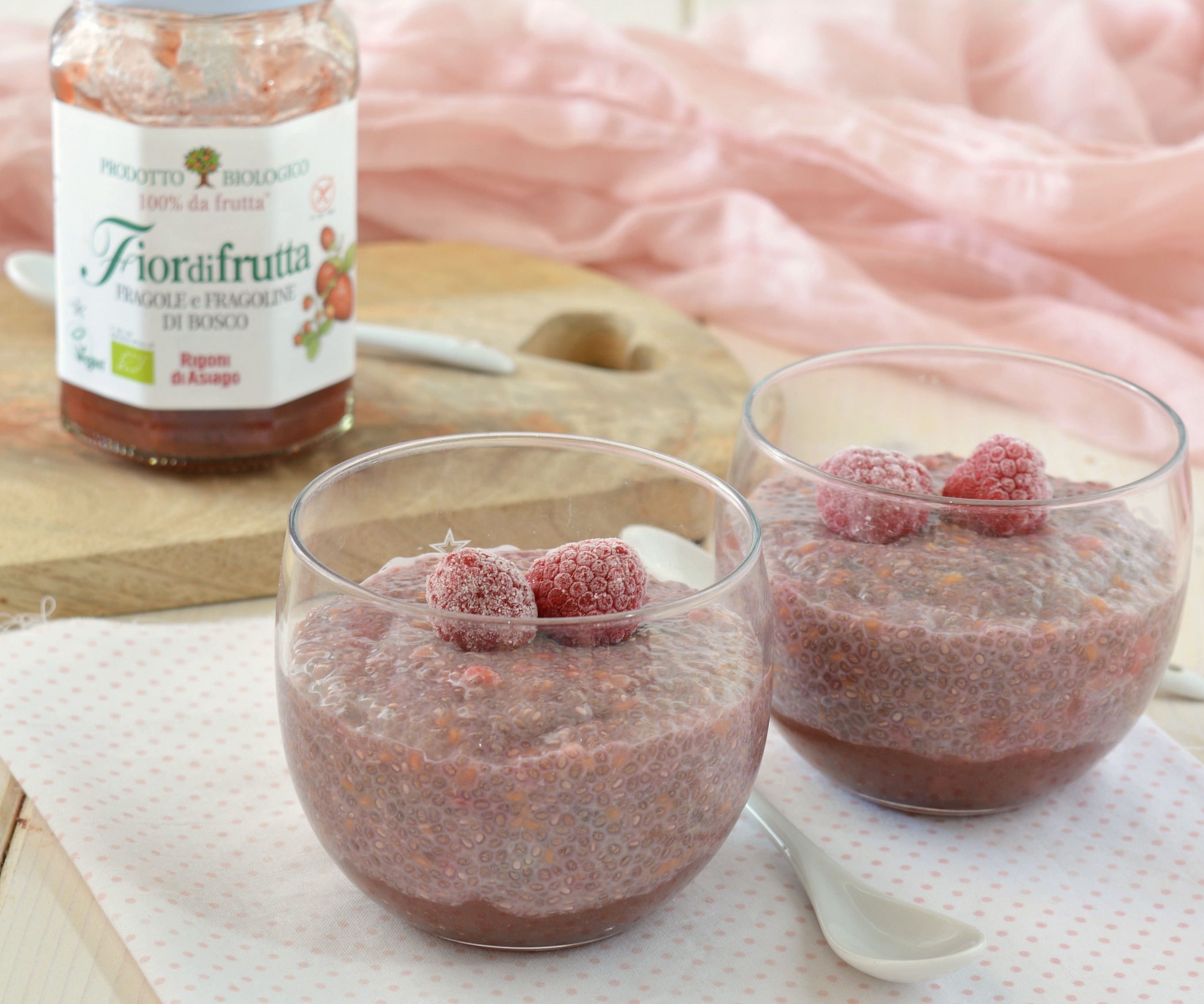 Chia pudding al cocco e lamponi